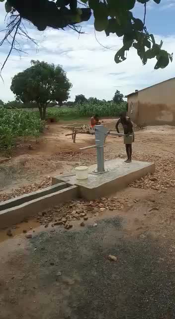 ein neuer Brunnen in Ghana ist fertig